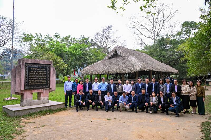 The working delegation of Nhan Dan Newspaper returns to the source in Tuyen Quang. Photo: Viet Bac