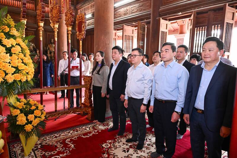 Đoàn công tác Báo Nhân Dân về nguồn tại xã Tân Trào. Ảnh: Việt Bắc