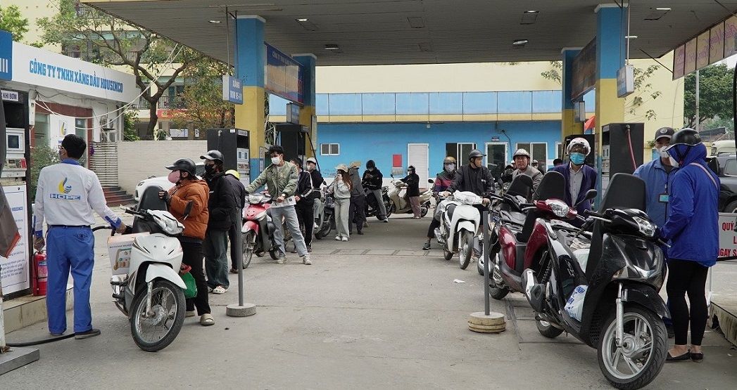People living in Hanoi line up to fill up gas at Cau Giay gas station located on Duong Dinh Nghe street. Photo: Vien Nguyen