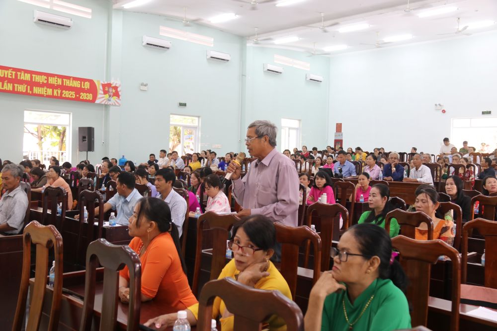 Cử tri xã Nam Ninh Hòa và phường Hòa Thắng đề xuất các ứng cử viên quan tâm đến việc làm bền vững, hạ tầng giao thông, điện, nước cho người dân. Ảnh: Phương Linh