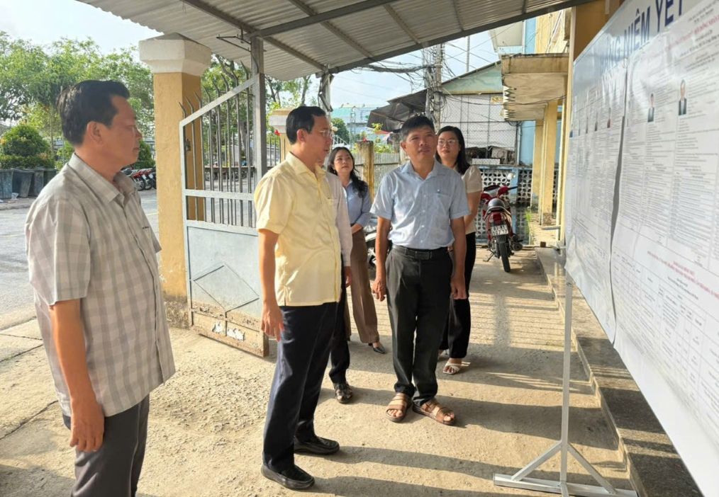 Công tác niêm yết danh sách cử tri và tiểu sử tóm tắt các ứng cử viên được thực hiện công khai tại các khu vực bỏ phiếu ở xã Mỹ Tú (TP Cần Thơ). Ảnh: Quang Thuận