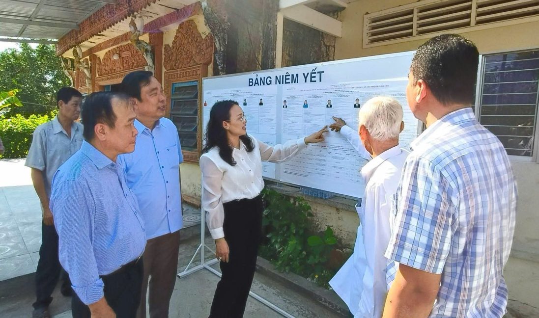 Lãnh đạo Ủy ban MTTQ Việt Nam TP Cần Thơ kiểm tra công tác kiểm tra thực tế các điểm bầu cử trên địa bàn xã Tài Văn. Ảnh: Sa Reng