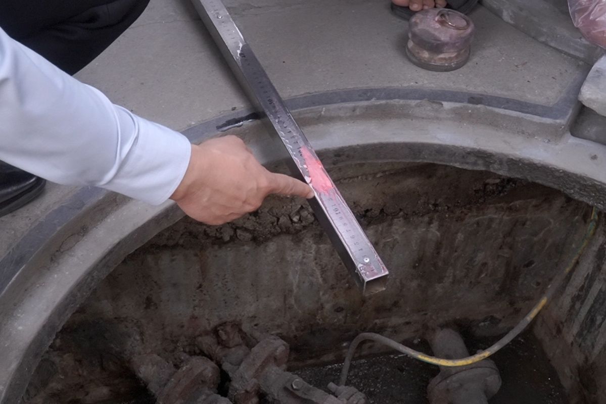 ハノイで販売停止の看板が掲げられたガソリンスタンドの貯蔵タンクを直接見る。写真:タイン・ビン