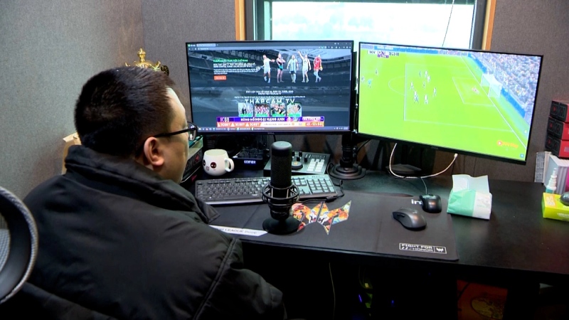 Người được biết đến với tên gọi bình luận viên Anh Thỏ, làm việc tại hệ thống Xôi Lạc TV. Ảnh: Cục A05