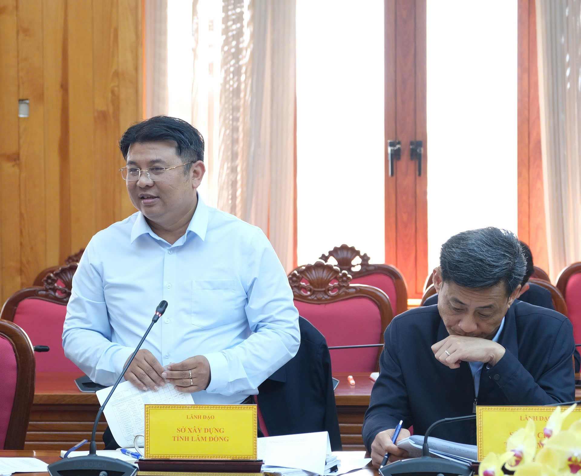 Đại diện lãnh đạo Sở Xây dựng Lâm Đồng báo cáo tiến độ phát triển nhà ở xã hội trên địa bàn. Ảnh: Diễm Thương 