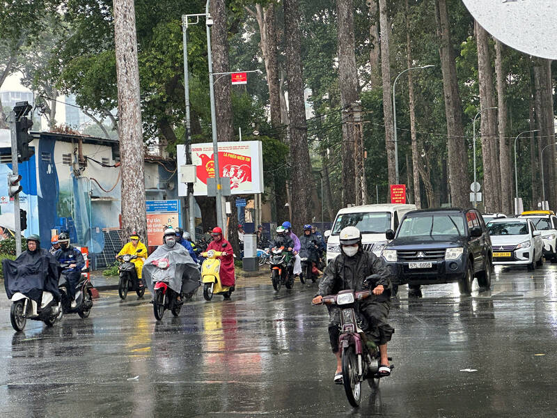Thunderstorms occurred in the afternoon of March 6 in Ho Chi Minh City. Photo: Minh Tam