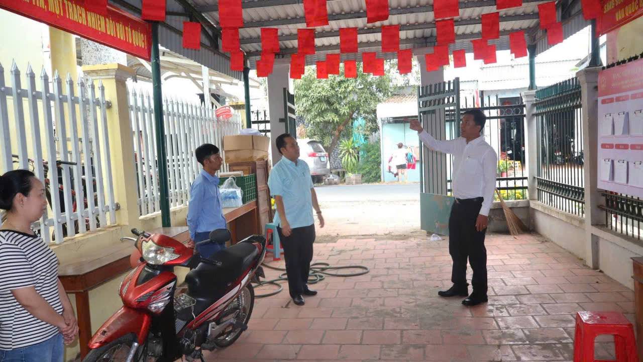 Cán bộ địa phương kiểm tra, hoàn thiện công tác chuẩn bị tại khu vực bỏ phiếu.