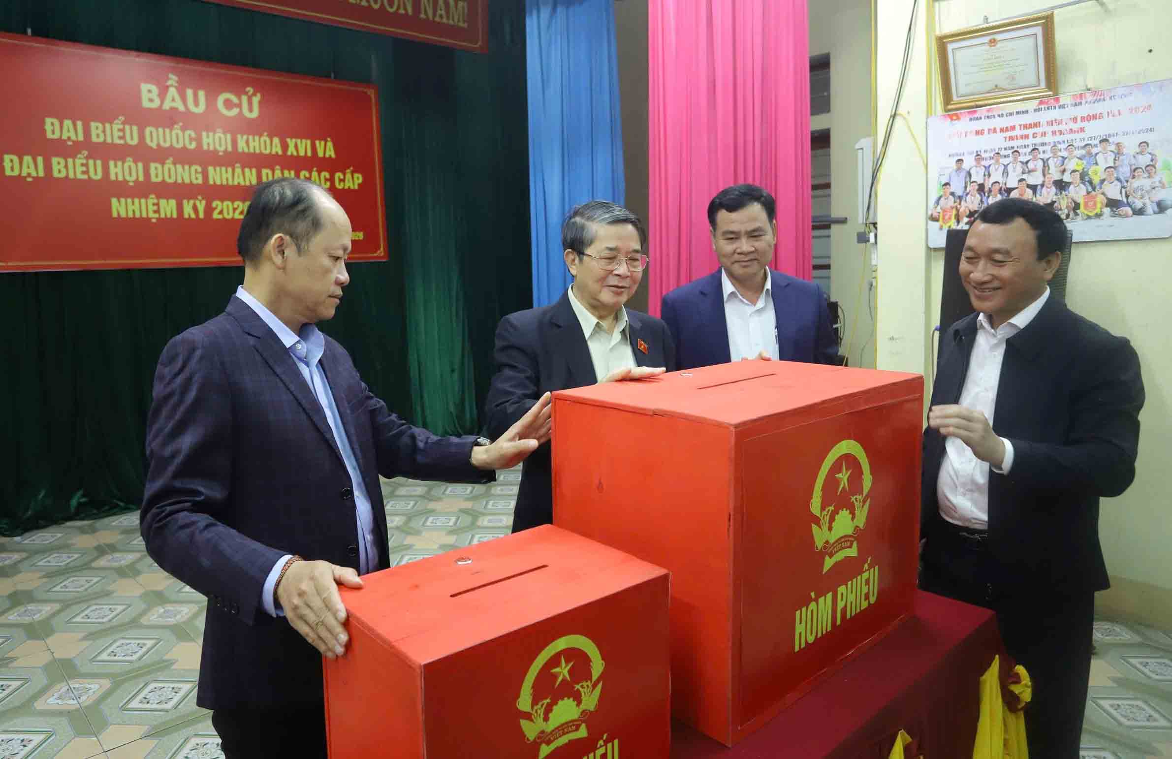 Vice Chairman of the National Assembly Nguyen Duc Hai (second from the left) inspects the election preparation work in Vung Ang ward. Photo: Duc Tuan