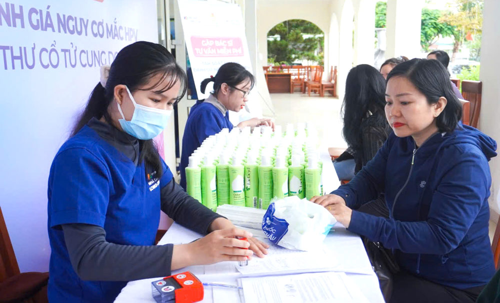 Công đoàn phường Ngũ Hành Sơn phối hợp tổ chức chương trình tiêm vắc xin Cúm cho nữ đoàn viên, người lao động. Ảnh: Công đoàn Ngũ Hành Sơn.