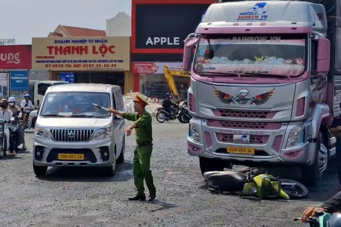 Lực lượng công an có mặt điều tiết giao thông. Ảnh: Tạ Quang