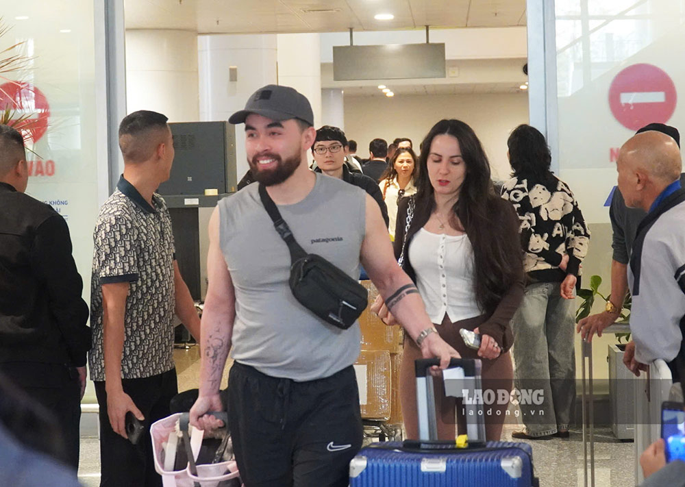 Passagers internationaux atterrissant à l'aéroport de Nội Bài, Hanoï le 5 mars. 3. Photo: Minh Vũ