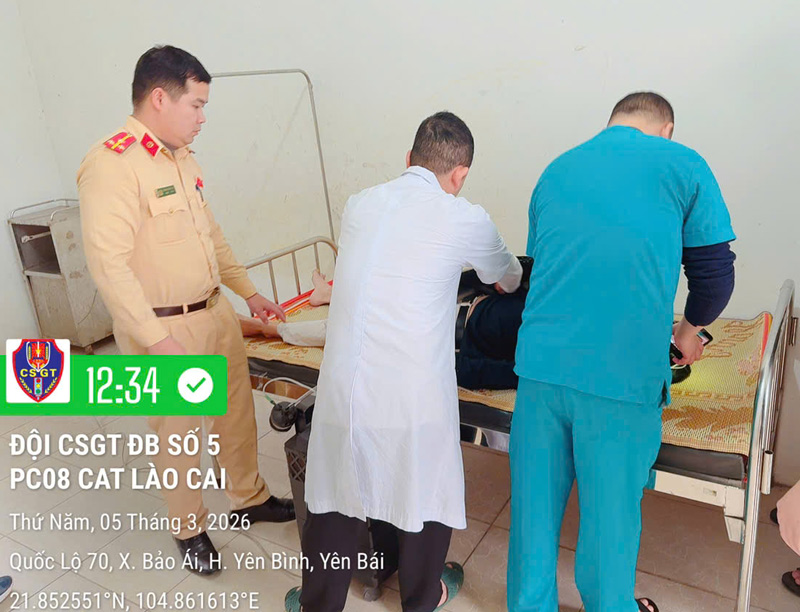 Thanks to the support of the traffic police force, the patient was promptly rescued. Photo: Traffic Police Team No. 5.