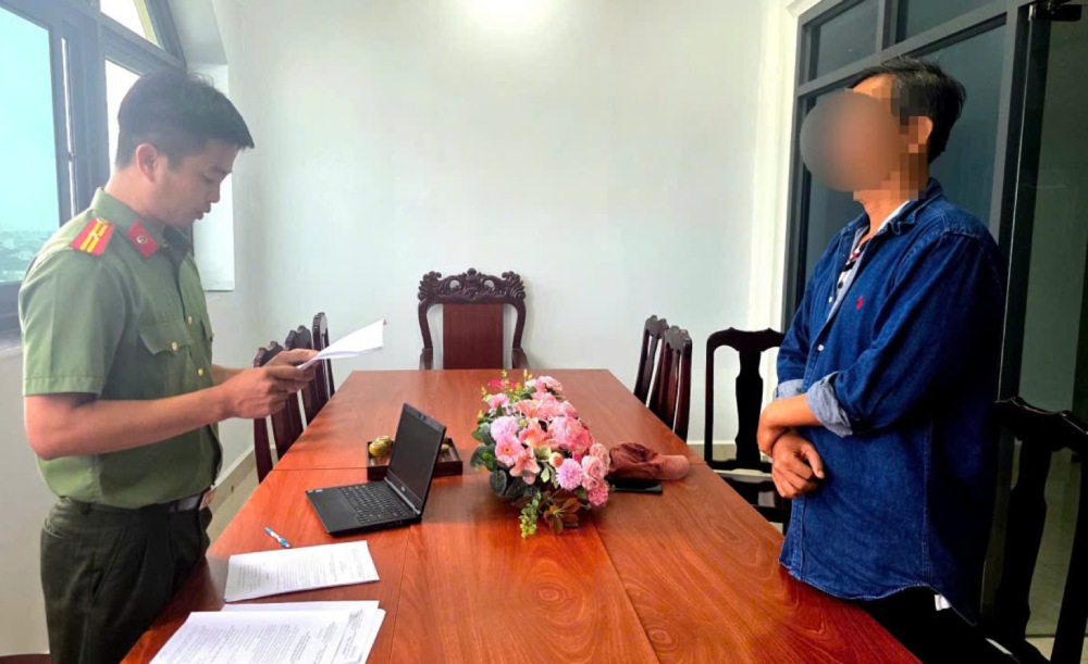 Công an ra Quyết định xử phạt vi phạm hành chính với N.T.H.L về hành vi “Quảng cáo, tuyên truyền, chia sẻ thông tin về hàng hóa, dịch vụ bị cấm”. Ảnh: CACC