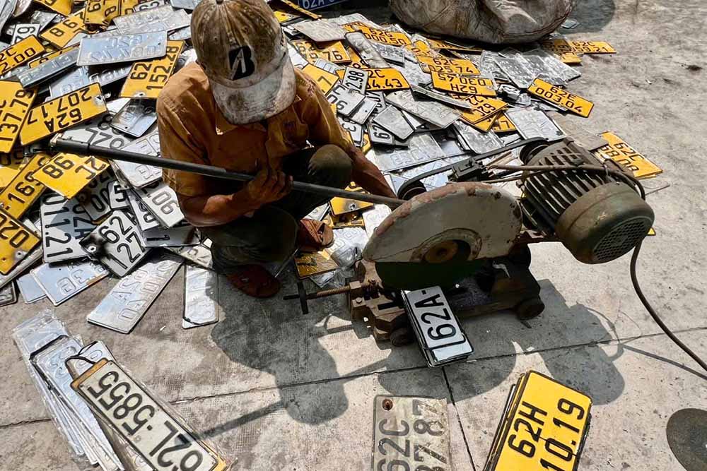 Destroying more than 70,000 vehicle registration blanks and more than 3,000 sets of license plates in Tay Ninh. Photo: Thanh Vu
