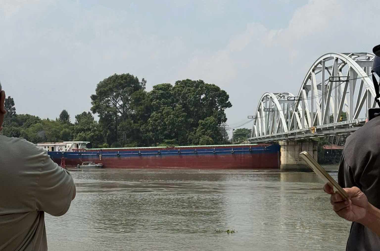 Hiện trường vụ sà lan tông cầu Ghềnh. Ảnh: Công ty Cổ phần Vận tải Đường sắt