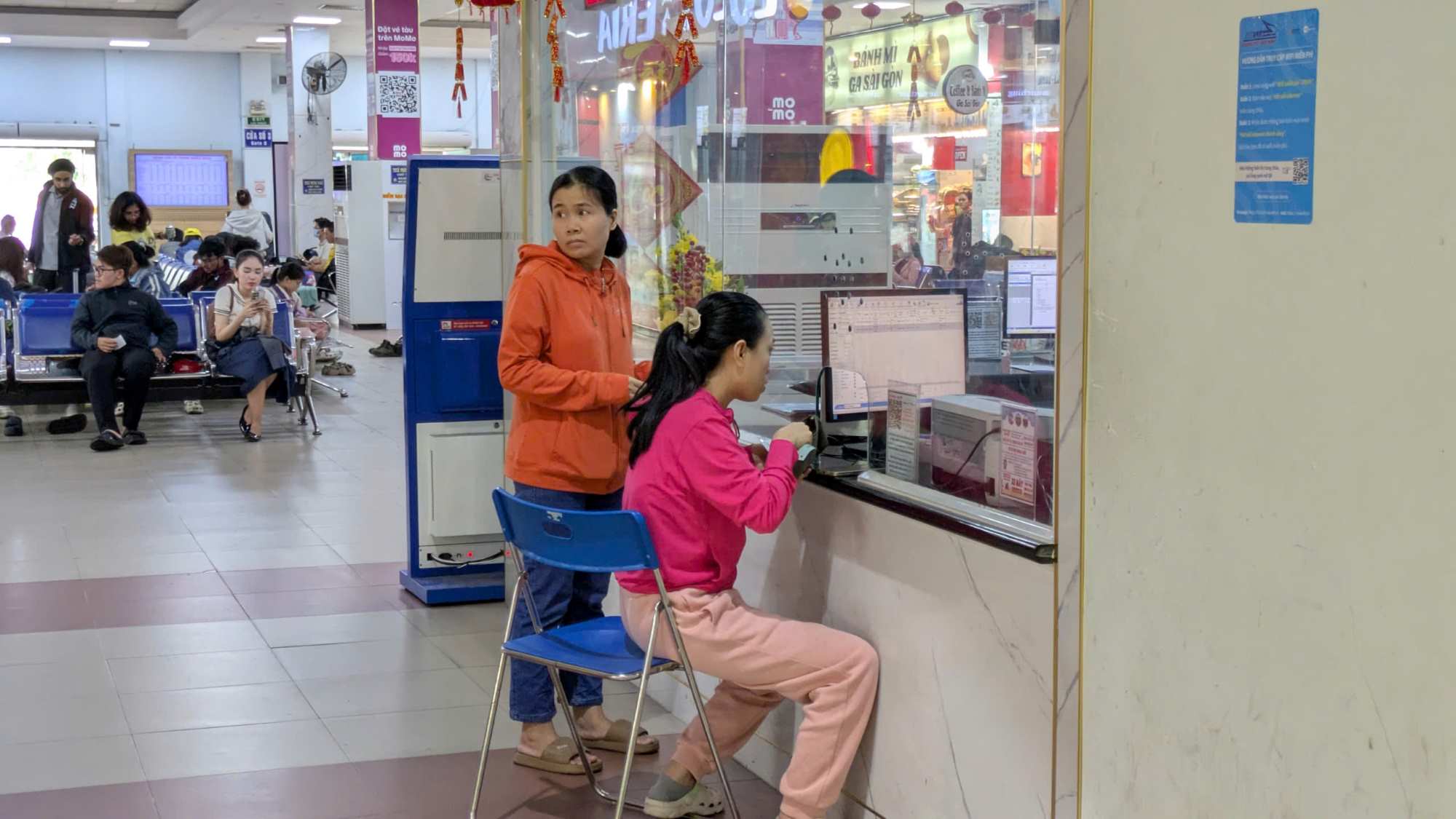 Hành khách mua vé ở ga Sài Gòn.  Ảnh: Anh Tú