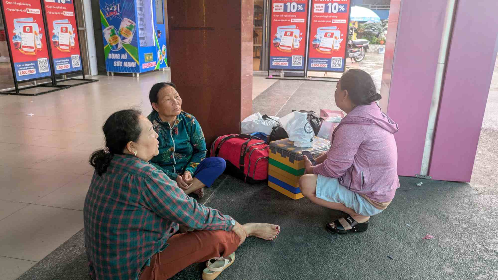 Bà bà Kim Thúy (bìa trái) cùng hai người bạn đã trả vé và chờ đón ôtô về Khánh Hòa.  Ảnh: Anh Tú