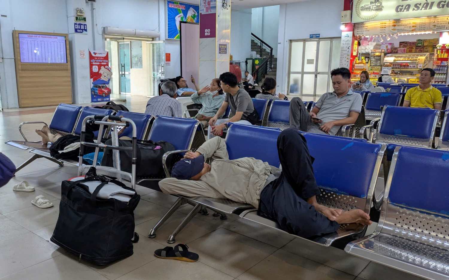 Hành khách chờ tàu ở ga Sài Gòn. Ảnh: Anh Tú