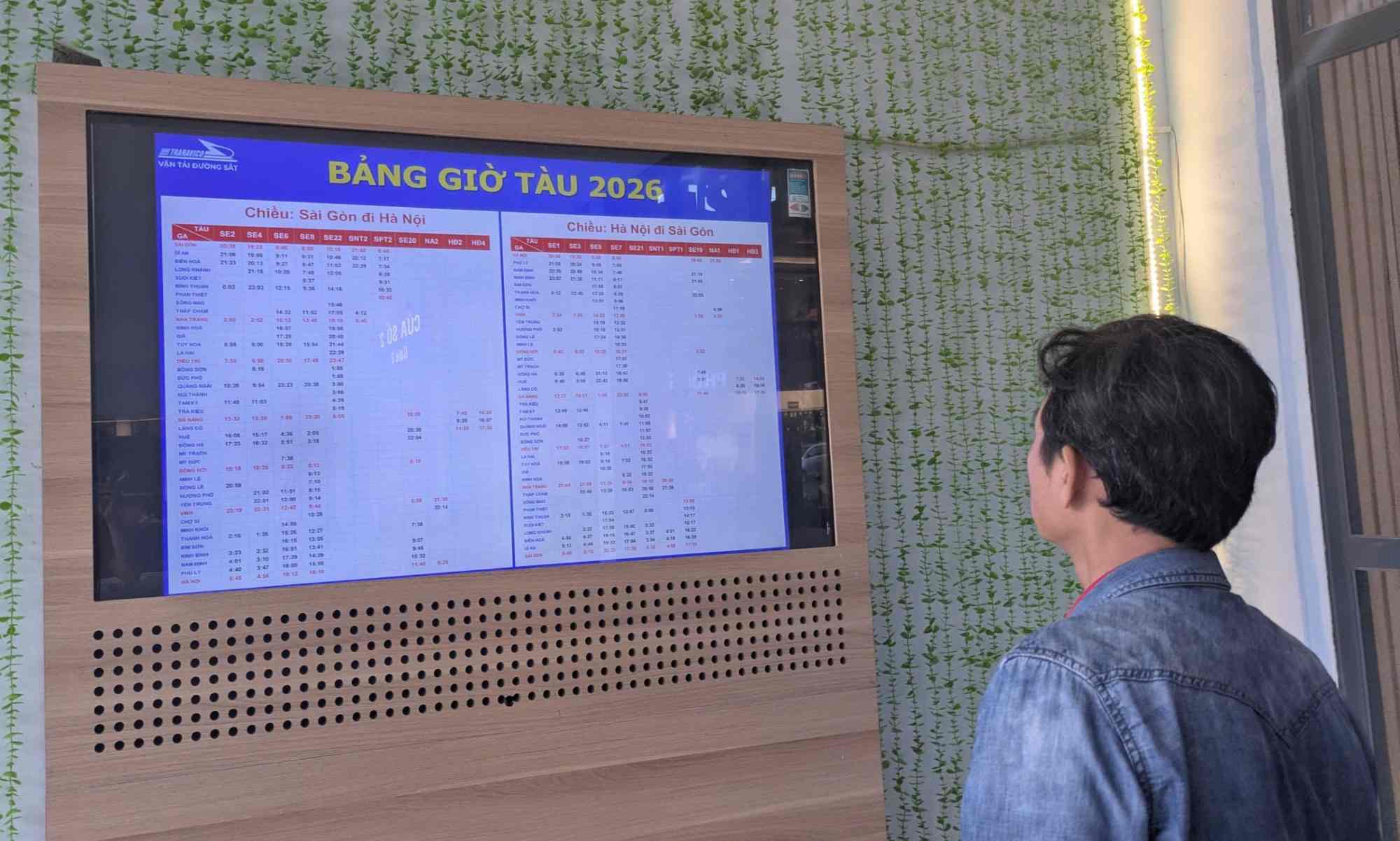 Hành khách xem lịch chạy tàu ở ga Sài Gòn.  Ảnh: Anh Tú