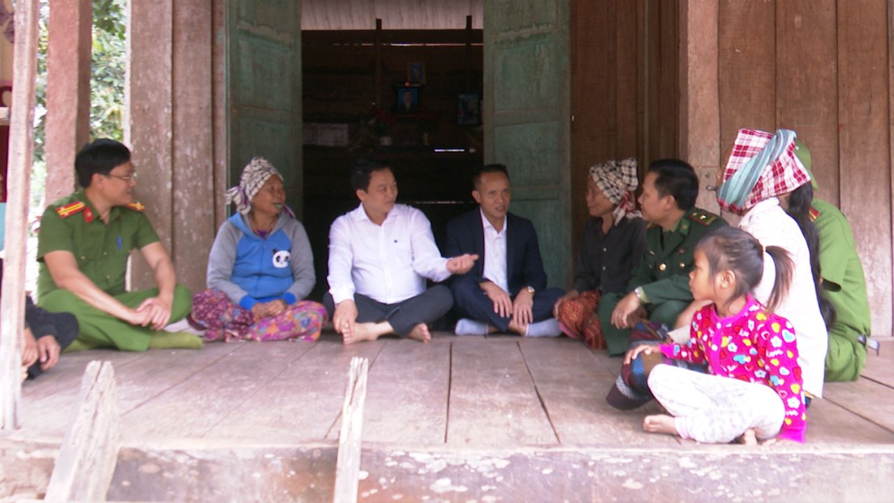 Thuong Trach commune authorities regularly go deep into grassroots levels, coordinate forces to propagate election laws to ethnic minorities in border areas. Photo: Thanh Trung