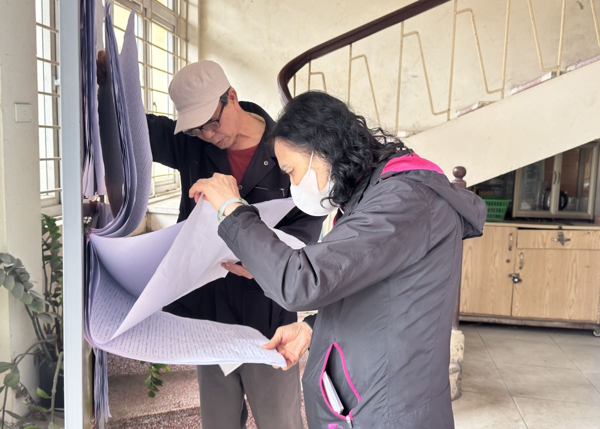 Người dân đến xem danh sách cử tri tại một khu vực bỏ phiểu ở phường Ba Đình. Ảnh: Duy Tuấn 