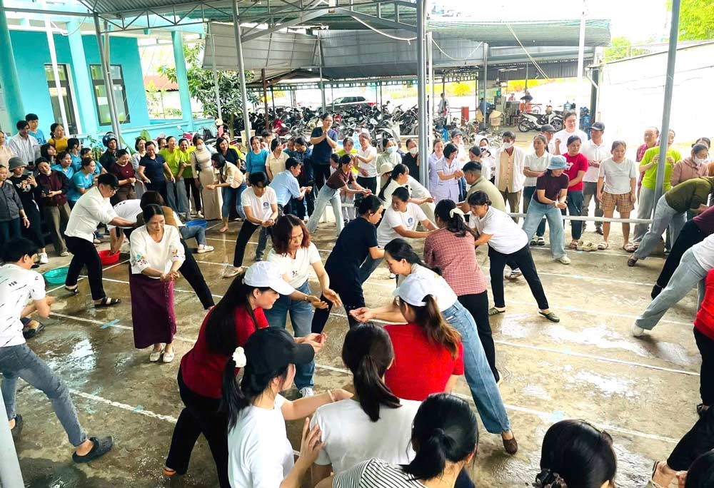 The Trade Union of Duy Xuyen Medical Center organizes many exchange activities and exciting collective games, creating a healthy playground for female union members and workers on March 8th. Photo: Nam Phuoc Trade Union.