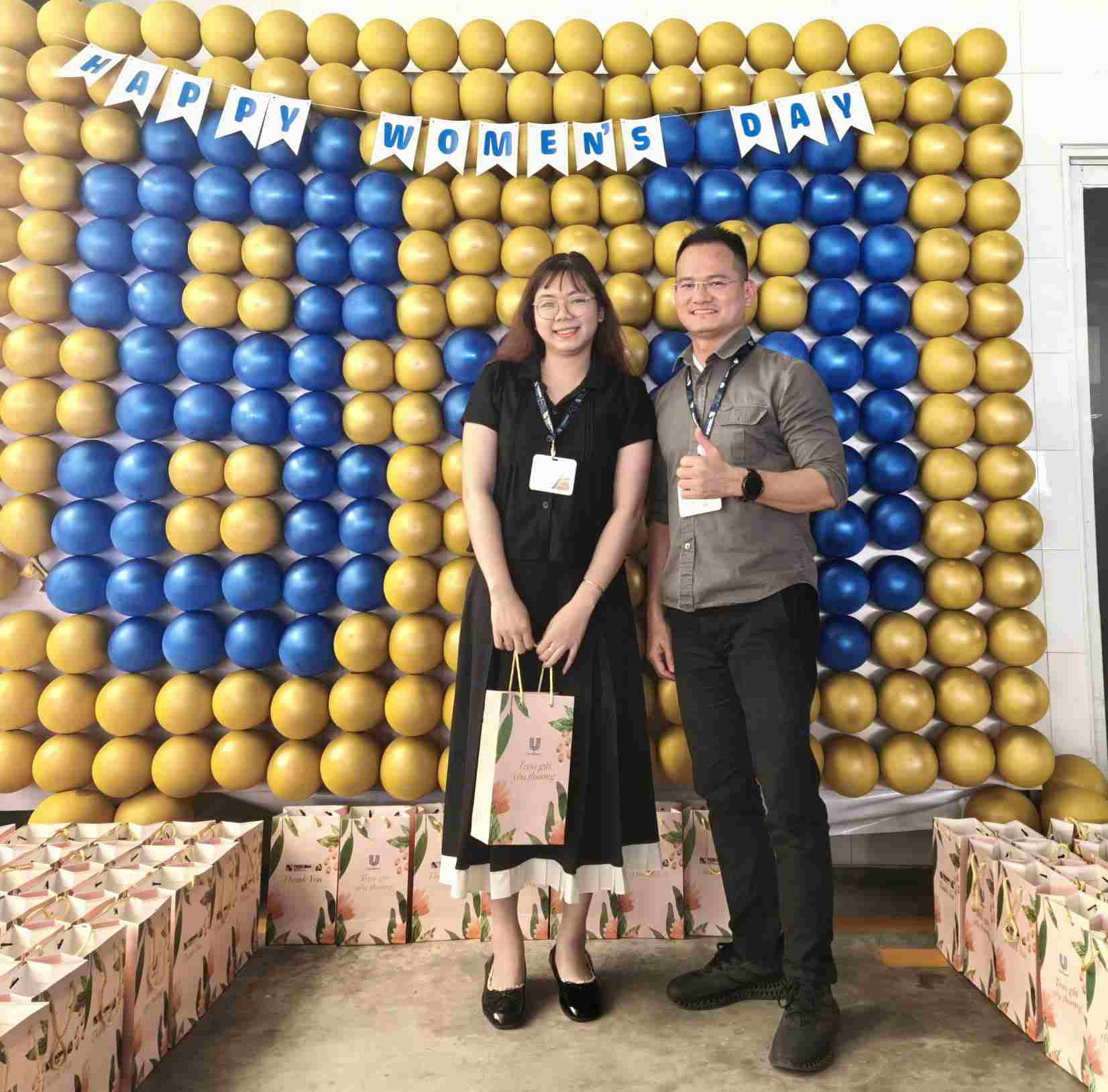 Ông Nguyễn Hữu Linh - Giám đốc Nhà máy và Kỹ thuật - Mảng ván trao quà cho lao động nữ. Ảnh: CĐCS cung cấp