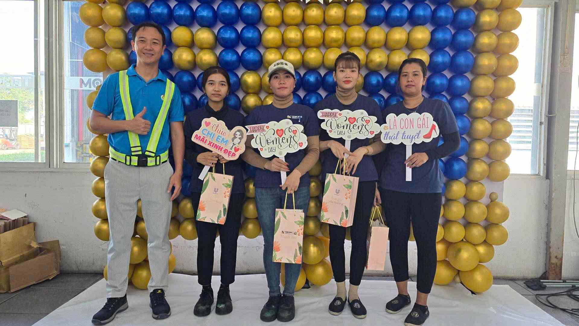 The grassroots trade union of TEKCOM Joint Stock Company presents 8/3 gifts to female workers. Photo: Provided by the grassroots trade union