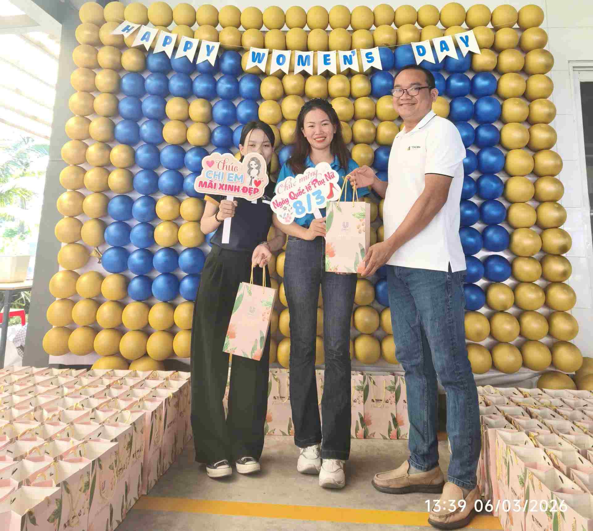 Ông Nguyễn Minh Trung - Chủ tịch CĐCS công ty trao quà, chúc mừng 8.3 đến lao động nữ. Ảnh: CĐCS cung cấp