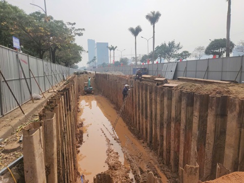 Thi công, lắp đặt tuyến cống hộp kích thước 3×3m dài khoảng 4km, chạy từ khu vực Phạm Văn Đồng – Hoàng Minh Thảo – Võ Chí Công – sông Tô Lịch. Ảnh: Minh Hạnh 