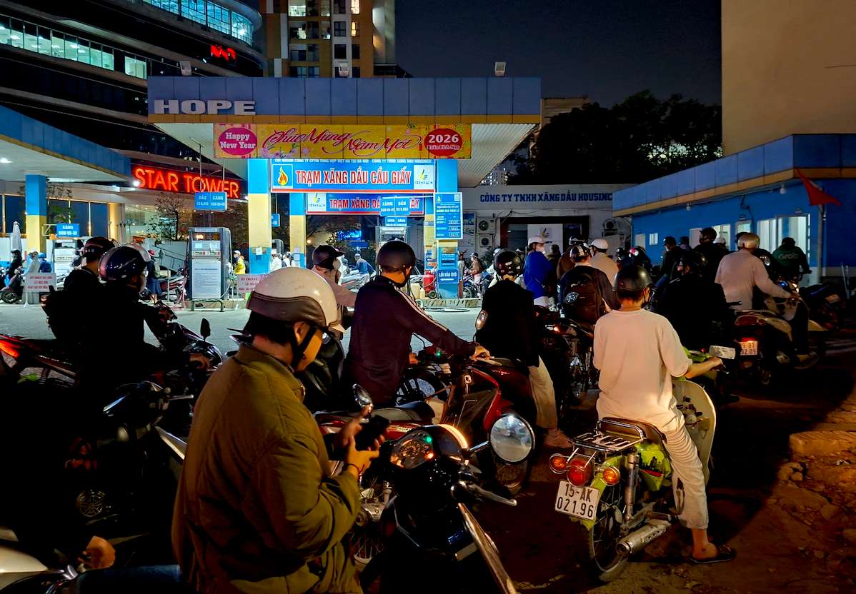 Conflicts in the Middle East region are strongly impacting the global energy market, affecting the supply and prices of gasoline, oil and LPG. Photo: Tuyet Lan