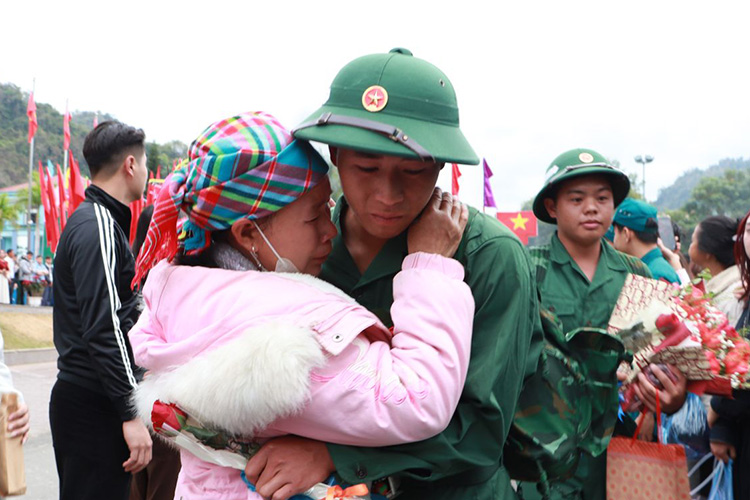 Relatives say goodbye to new recruits enlisting. Photo: Lai Chau Provincial People's Committee