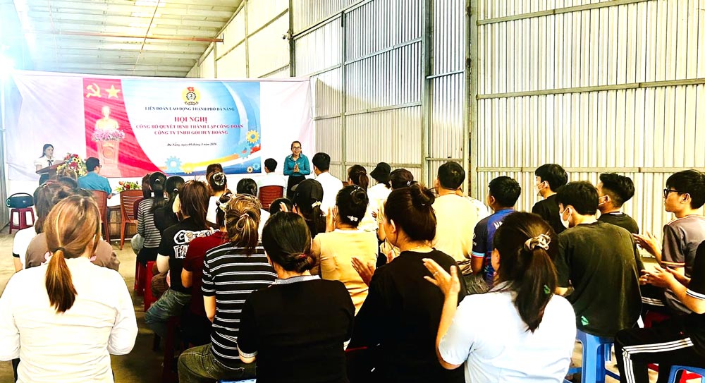 Da Nang City Labor Federation established the Trade Union of Huy Hoang Pillow Co., Ltd. and the Trade Union of Viet Phap Da Nang Precision Mechanical Co., Ltd.. Photo: Da Nang Trade Union.