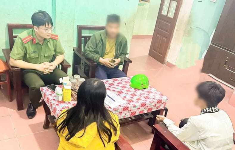 The Dao ethnic child's family is moved by the support of the people and Thai Son commune police force. Photo: Ministry of Public Security