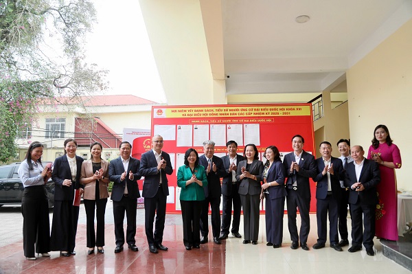 Bà Bùi Thị Minh Hoài, Ủy viên Bộ Chính trị, Bí thư Trung ương Đảng, Bí thư Đảng ủy Mặt trận Tổ quốc, các đoàn thể Trung ương, Chủ tịch Ủy ban Trung ương Mặt trận Tổ quốc Việt Nam Kiểm tra công tác chuẩn bị bầu cử. Ảnh: Thuỳ Ảnh