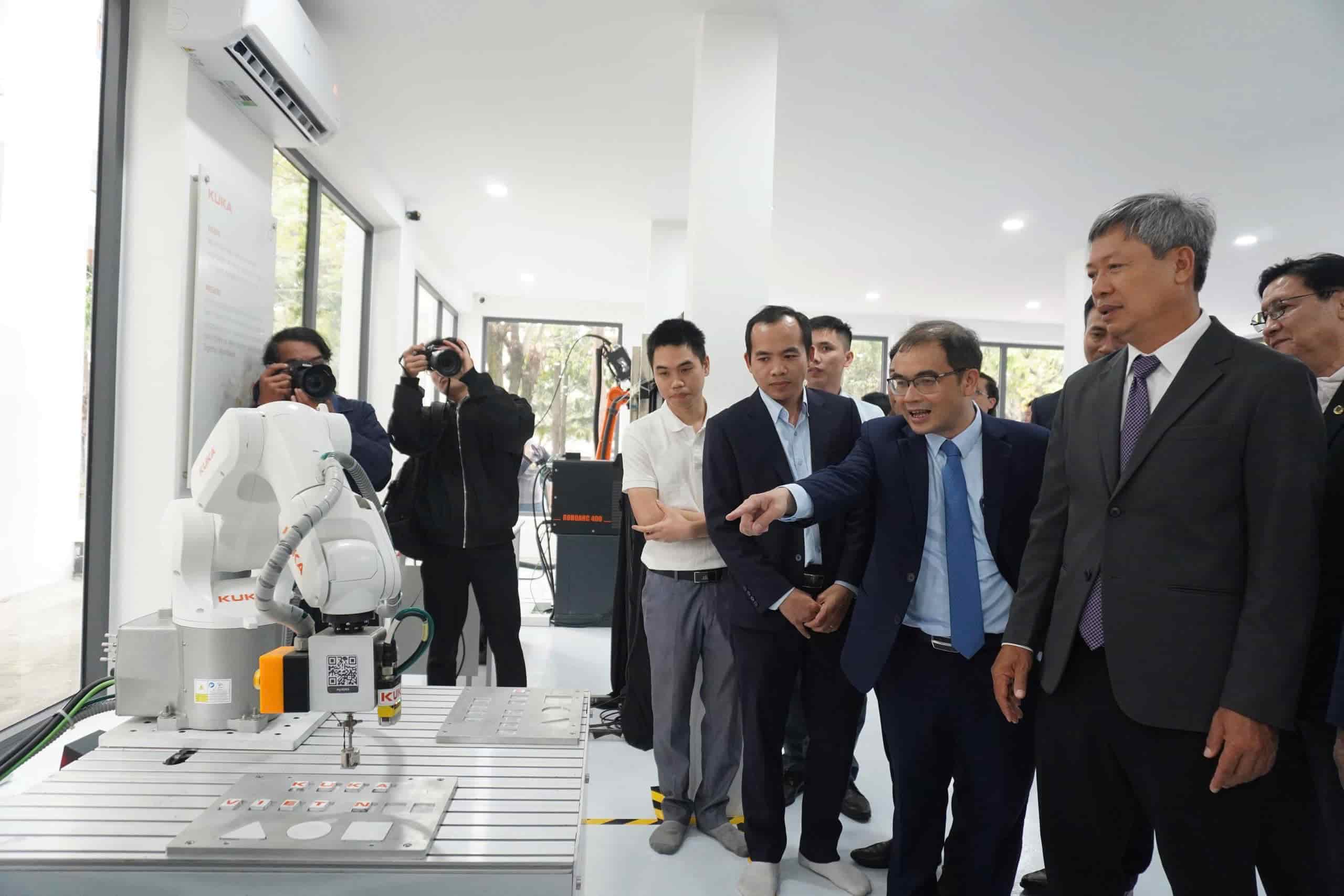 Da Nang launches robot and AI center, increasing technology practice opportunities for students. Photo: Tran Thi