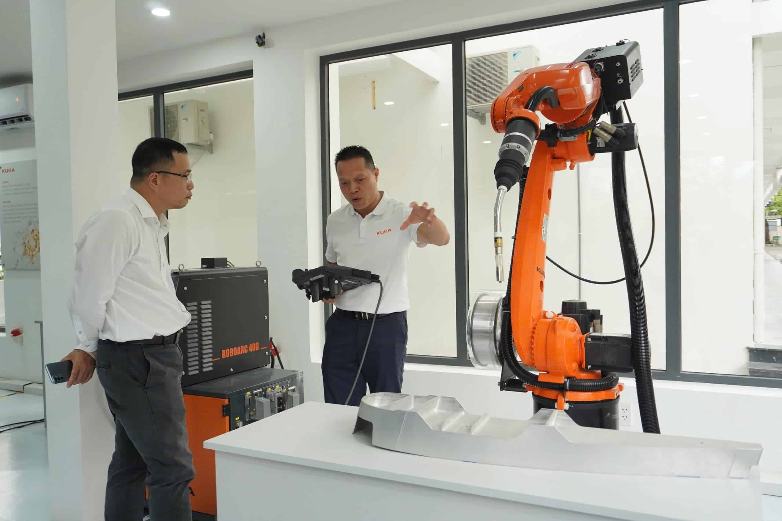Lễ khai trương Trung tâm Đào tạo, Nghiên cứu và Phát triển Ứng dụng Robot Công nghiệp và Trí tuệ nhân tạo tại Trường Đại học Bách khoa - ĐHĐN. Ảnh: Trần Thi