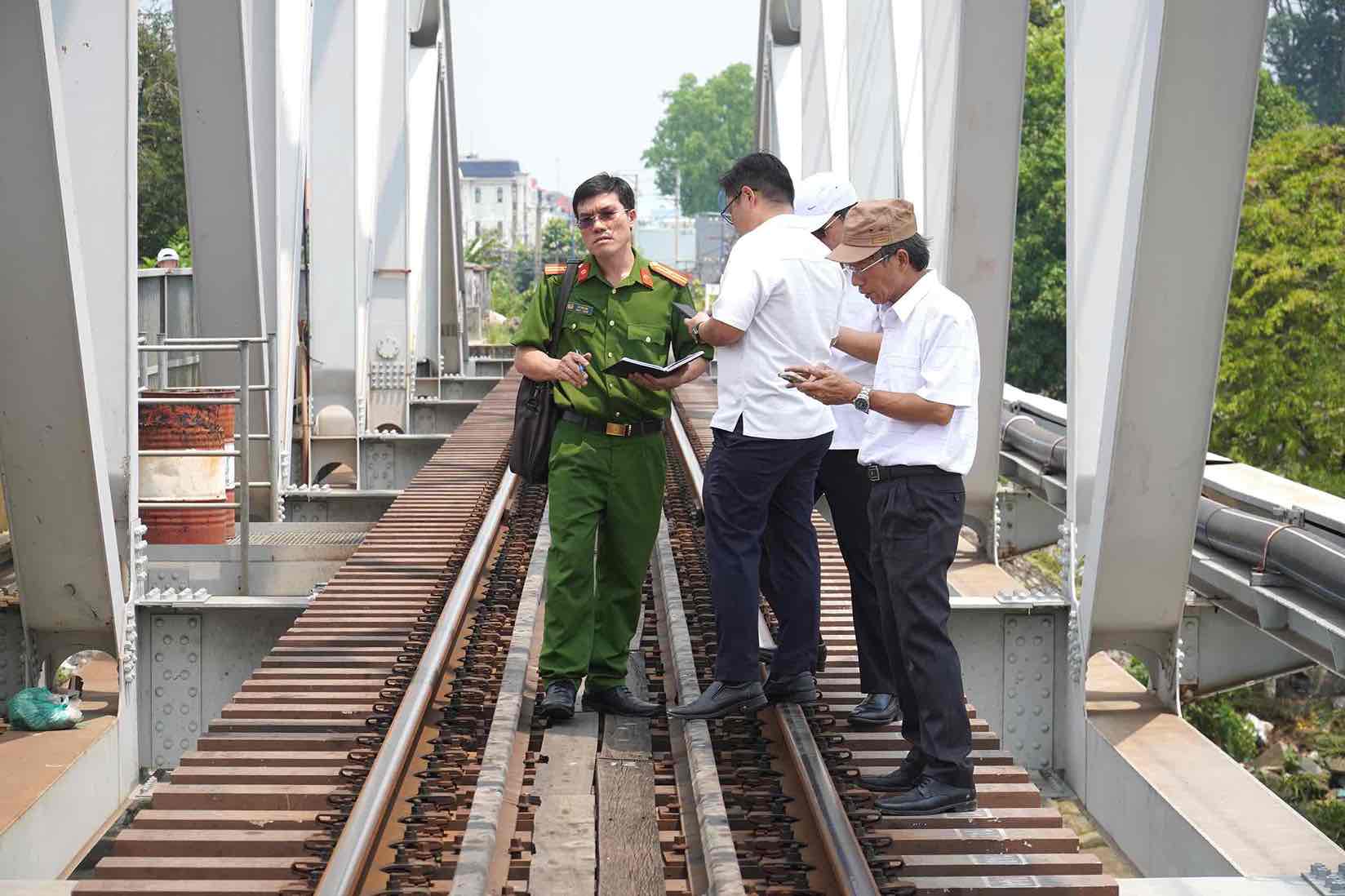 Dong Nai Provincial Police coordinate with Saigon Railway Joint Stock Company and functional agencies to investigate the cause of the barge collision with Ghenh bridge. Photo: HAC