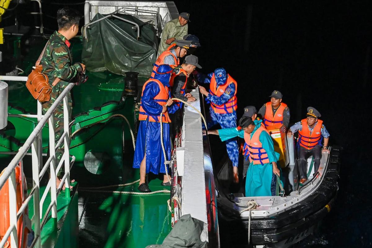 Tổ bầu cử theo Tàu KN-260 tiếp cận, đưa thùng phiếu đến các tàu đang làm nhiệm vụ trên biển trong thời tiết xấu. Ảnh: ĐVCC