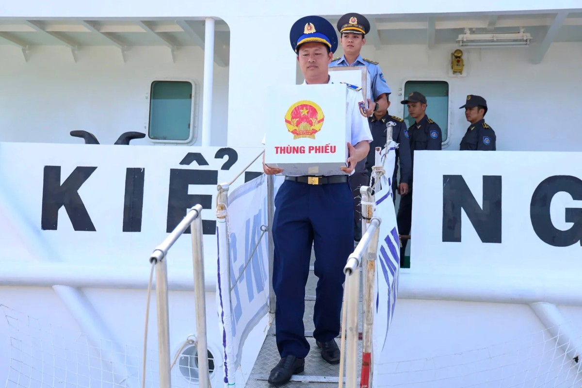 KN-260 ship completes early election mission at sea, bringing safe ballot boxes ashore. Photo: Nam Thang
