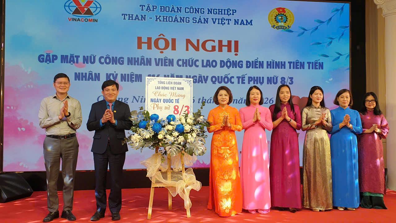 Vice President of the Vietnam General Confederation of Labor Nguyen Xuan Hung presents flowers to congratulate female workers and employees of TKV Group on the occasion of 8. 3. Photo: Nguyen Hung