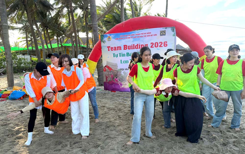 The grassroots trade union of the My Son World Cultural Heritage Management Board organizes field trips combined with team building activities for female union members and workers. Photo: Nam Phuoc Trade Union.