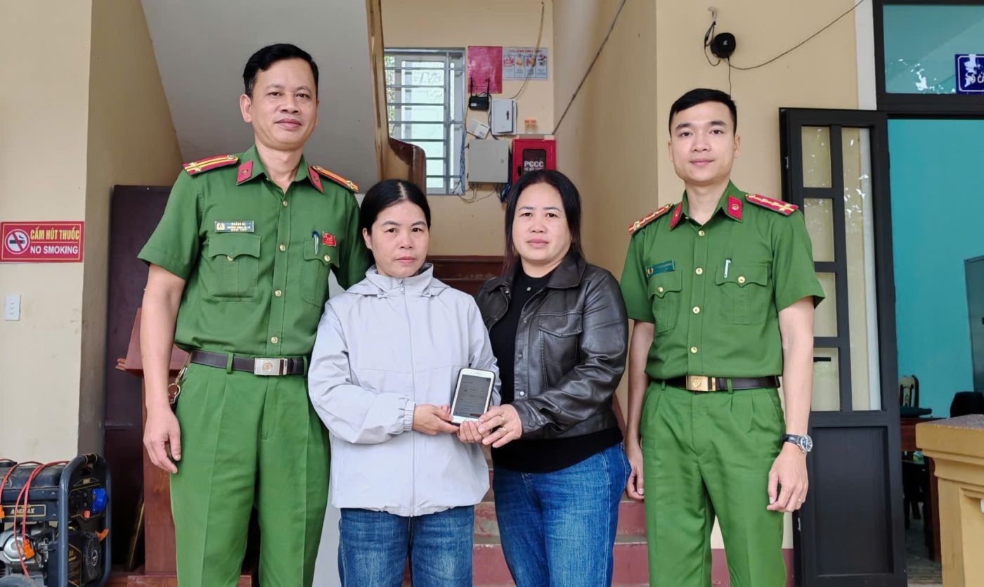 Ms. Tran Thi Trang (white shirt) returns 500 million VND to the woman who mistakenly transferred it. Photo: La Lay Commune Police