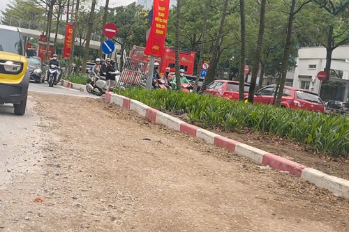 Hà Nội, Đường Đào Tấn hoàn trả mặt đường tạm bợ sau thi công, tiềm ẩn nguy cơ mất an toàn. Ảnh: Minh Hạnh 