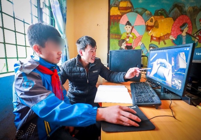 Students using the internet during class. Image source: Viettel