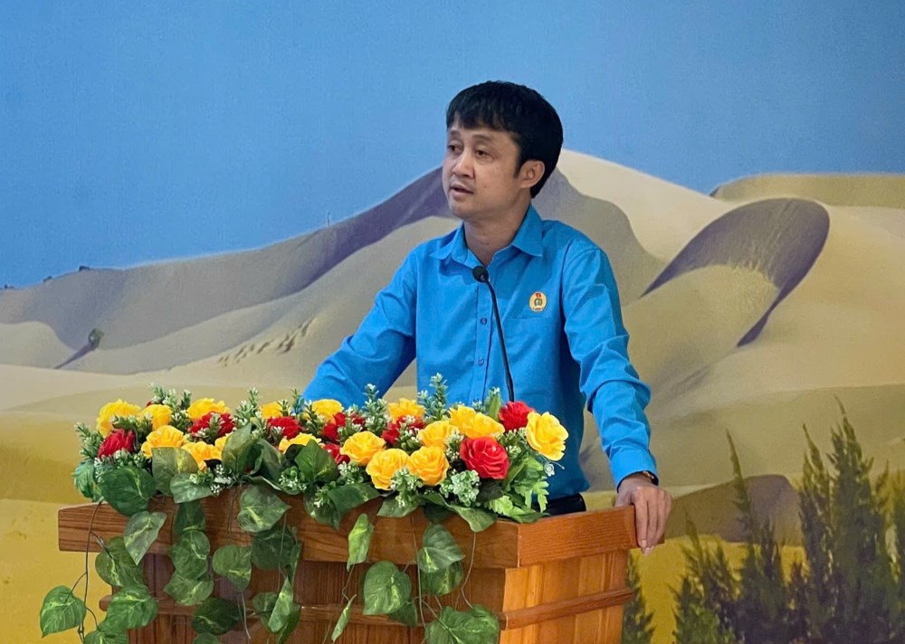 Ôông Hồ Công Dương - Phó Chủ tịch Thường trực Liên đoàn Lao động tỉnh Lâm Đồng phát biểu giao nhiệm vụ cho công đoàn xã vừa thành lập. Ảnh: Phạm Duy 