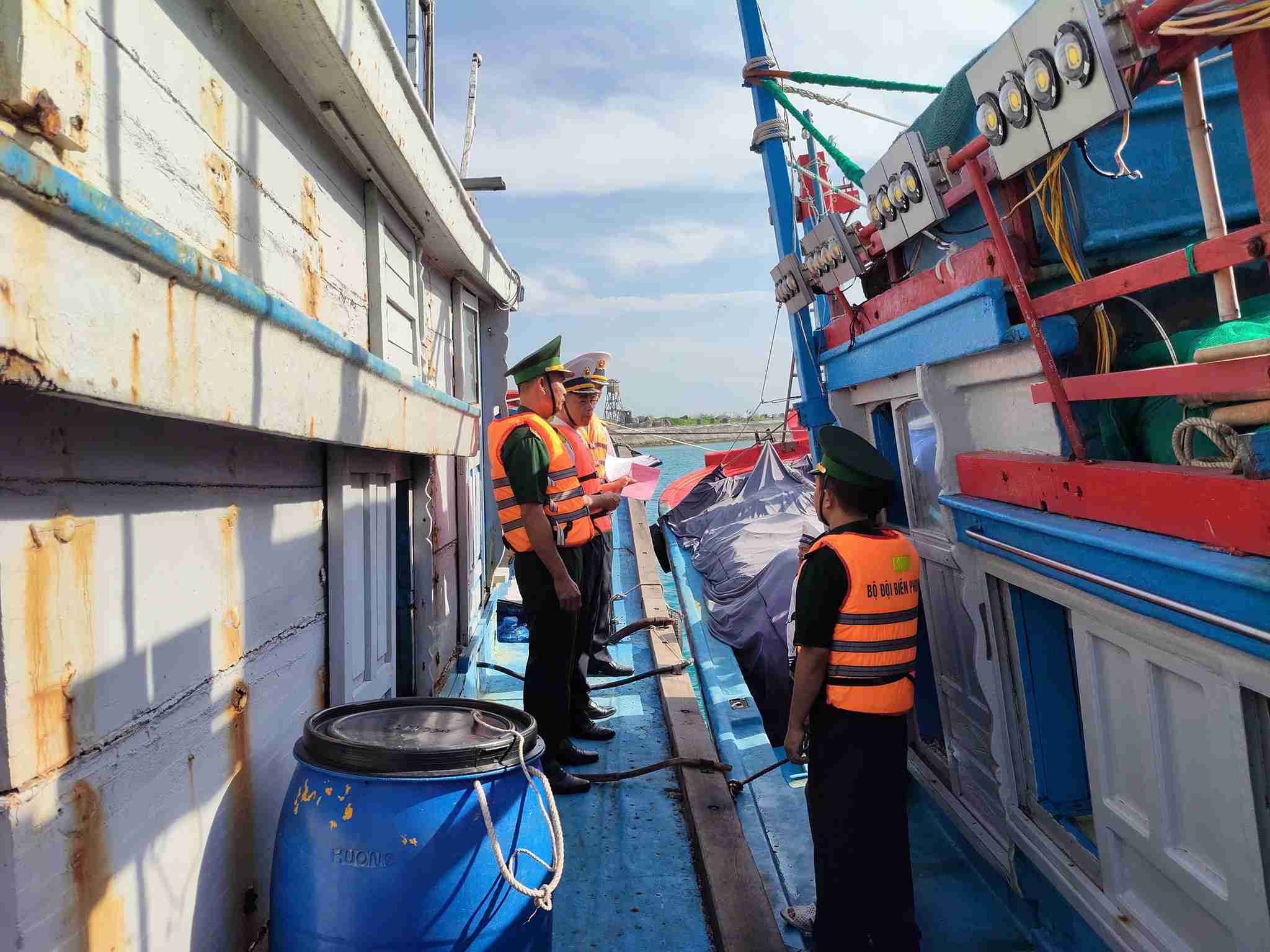Lực lượng Biên phòng tuyên truyền về bầu cử cho ngư dân đang hoạt động trên ngư trường Trường Sa.