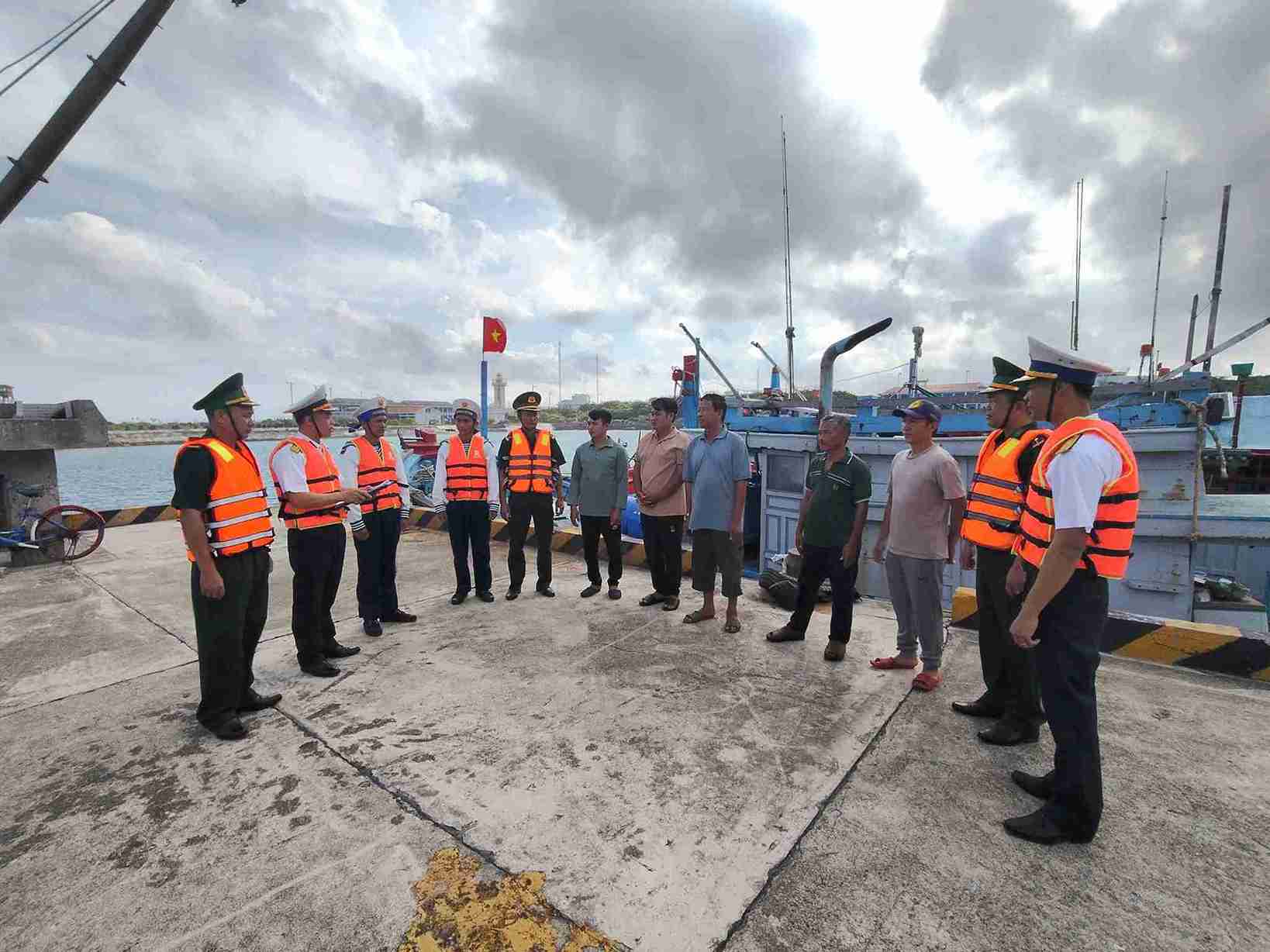 Border guards propagate about elections for fishermen operating in Truong Sa fishing grounds. Photo: Khanh Hoa Border Guard