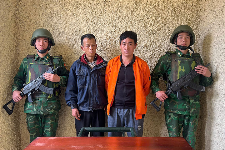 Hai đối tượng đưa đón người nhập cảnh trái phép tại cơ quan điều tra. Ảnh: Anh Dũng