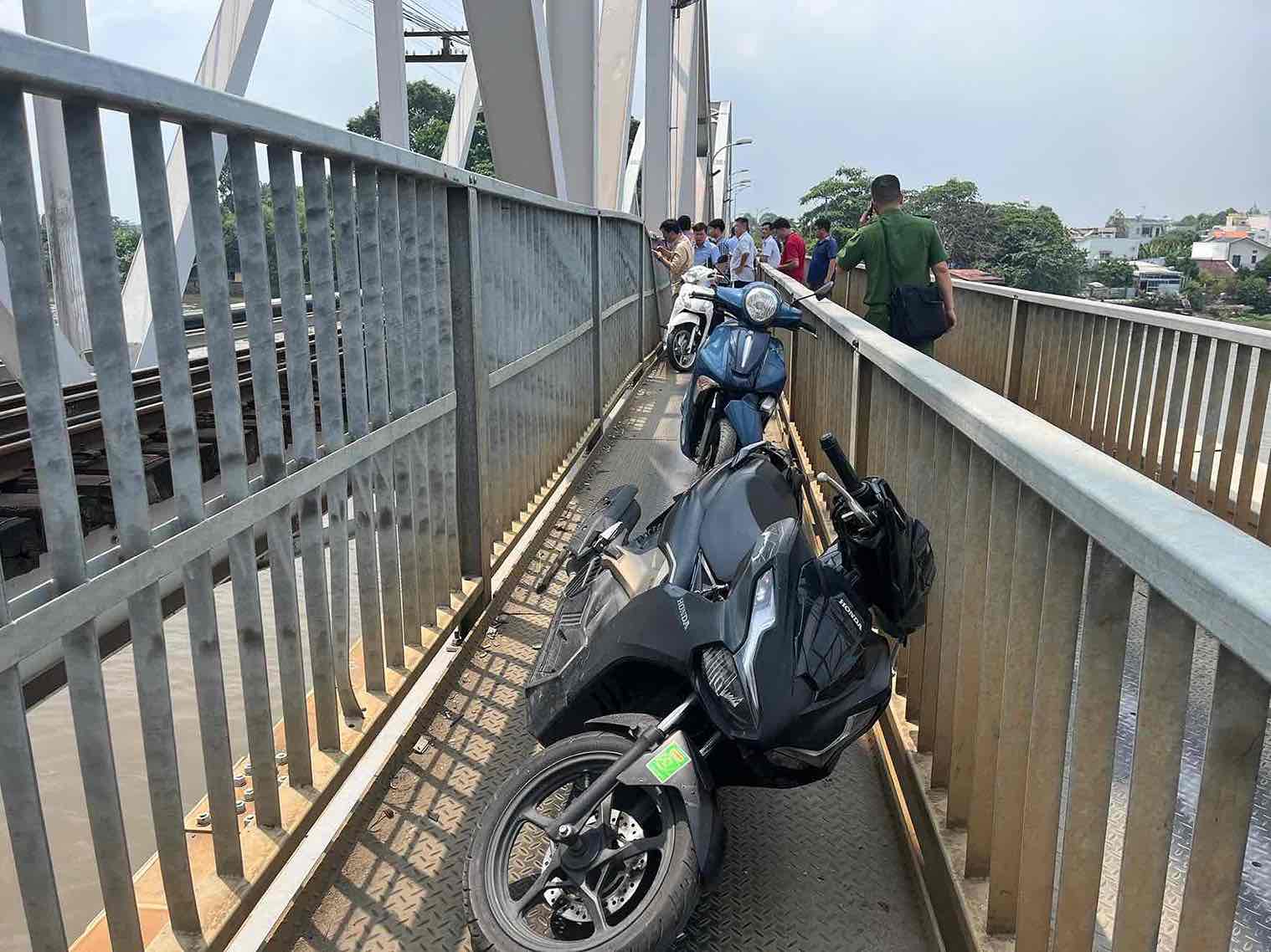 Hiện trường vụ sà lan va chạm cầu Ghềnh. Ảnh: HAC